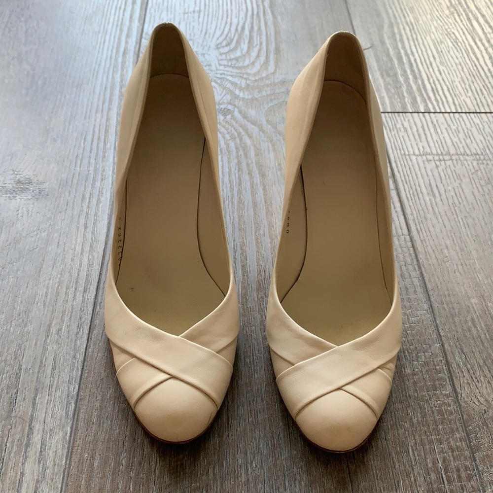 Cream Ferragamo pumps 8